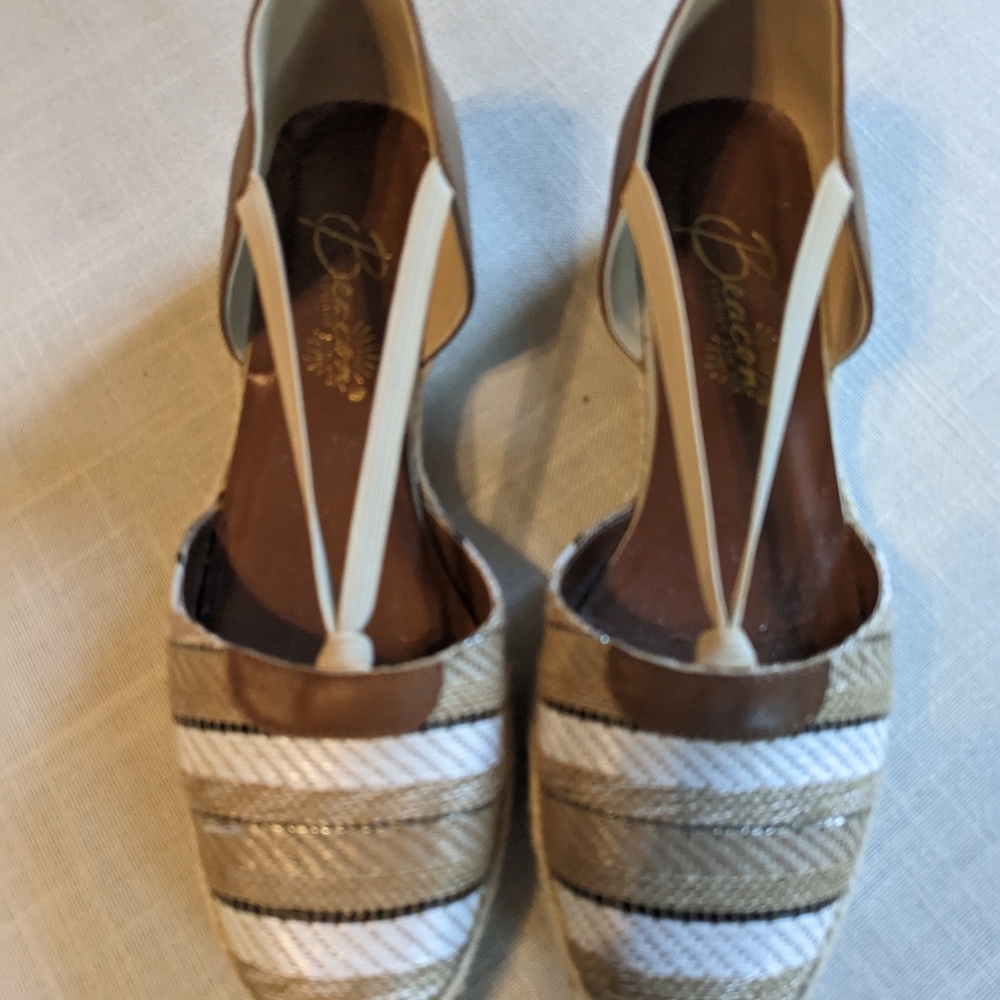 Women's wedge shoe size 7M Beacon Fashion and Fit